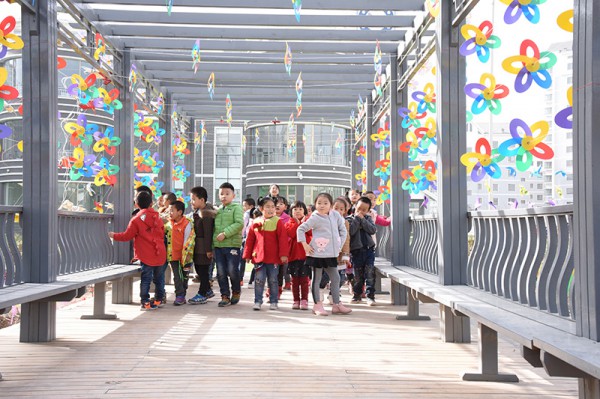 春暖花开,听风嬉闹,为了让孩子们拥有快乐的童年,拥有与父母、老师、小伙伴们一起制作风车、玩风车的快乐时光,体验风车给我们带来的乐趣。3月27日,甘州区第二幼儿园首届风车节拉开了帷幕,园长张妤涛做了开幕致辞,全园小朋友进行了参观。 本次活动倡导以绿色、环保为理念。此次活动共分四个主题,一是DIY风车总动员主题活动,让幼儿和家长一起动手尝试进行手工制作,并评选最佳创作奖。二是最具创意风车团队 主题活动,根据各班风车创意展示,评比产生最具创意风车团队。三是纸箱DIY 主题活动,各班自制纸箱展示