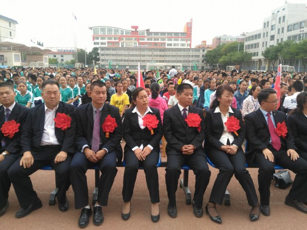 张掖四中隆重举行庆祝第33个教师节暨表彰大会,全体师生参加,副校长代