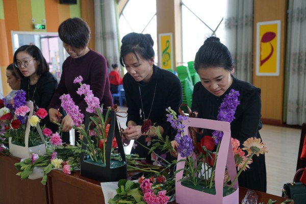 首页 》正文       3月7日下午六点,民族幼儿园邀请到长青花店的花艺