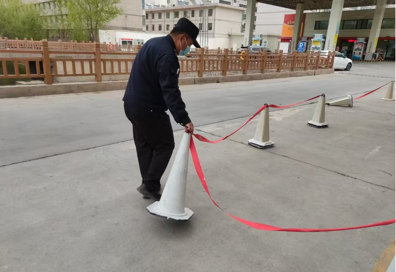 甘州区城市管理局东街执法中队：依法清理占道阻碍物 畅通市民出欧博体育下载行路(图1)