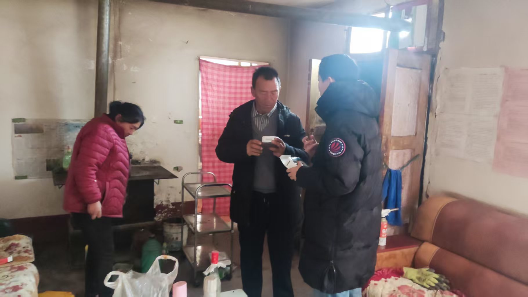 OB电竞平台甘州区靖安乡：安装一氧化碳报警器 织密冬季取暖“安全网”